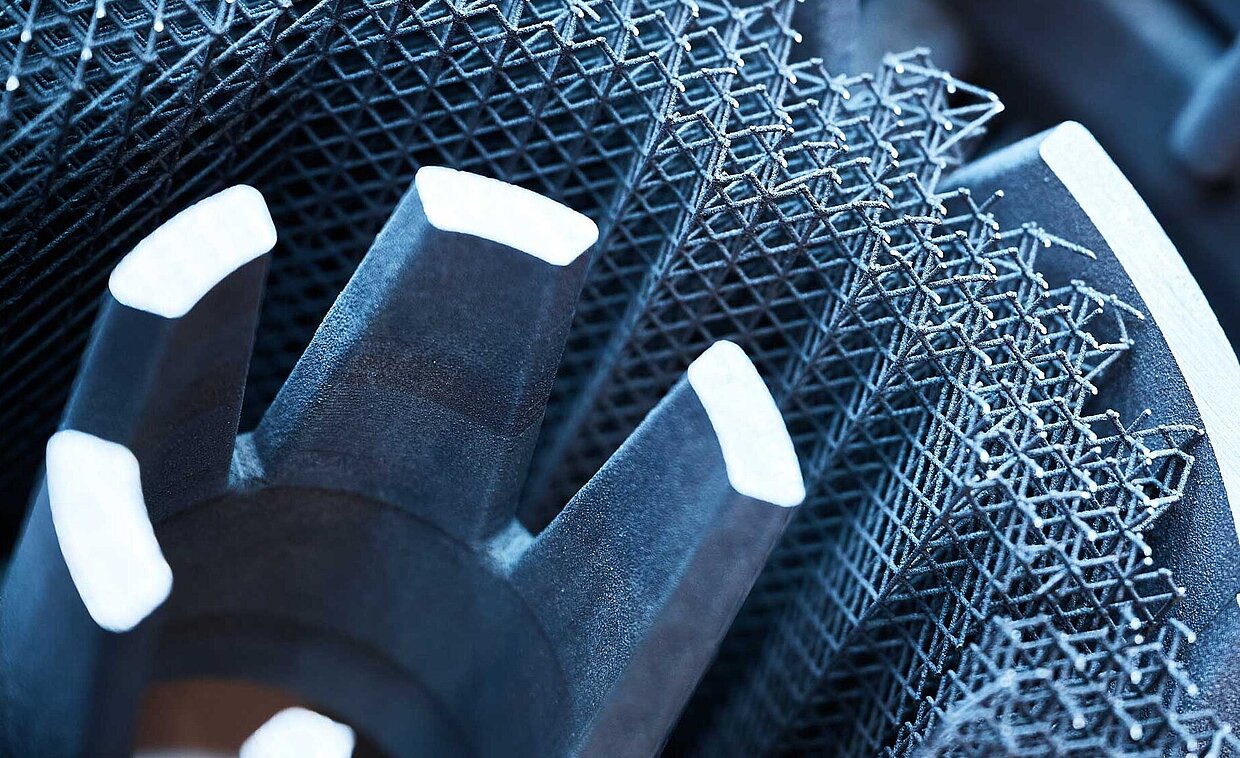 Nahaufnahme eines komplexen, 3D-gedruckten Bauteils