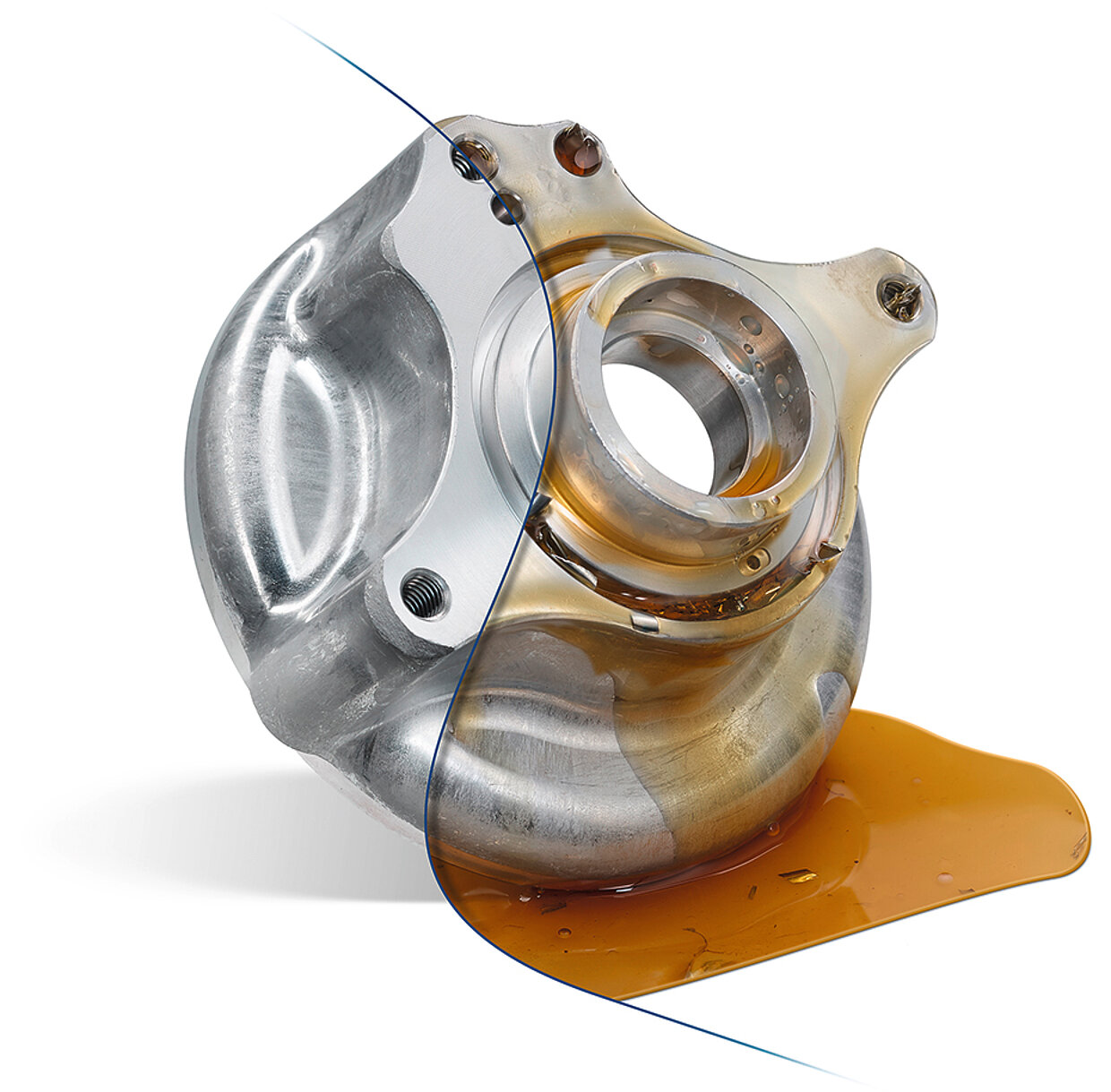 orher-Nachher: Effektive Reinigung eines metallischen Bauteils. Ein Bauteil, das zur Hälfte mit einer öligen Substanz bedeckt ist. Die andere Hälfte ist sauber und glänzend.