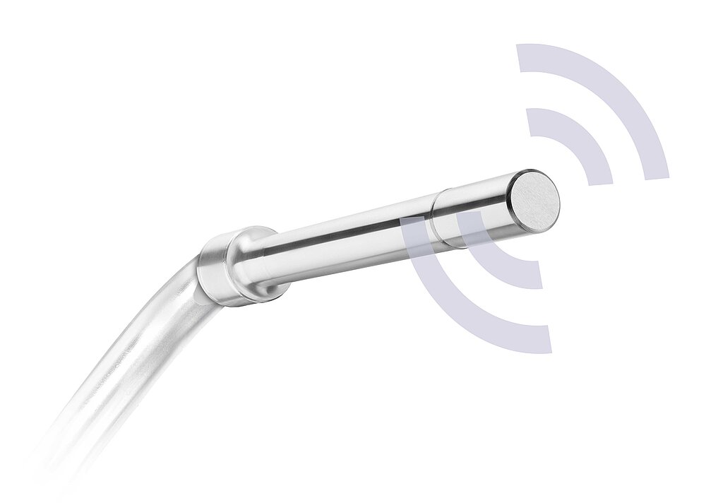 Nahaufnahme eines metallischen Rohrs mit angedeuteten Schallwellen, die von der Spitze ausgehen.