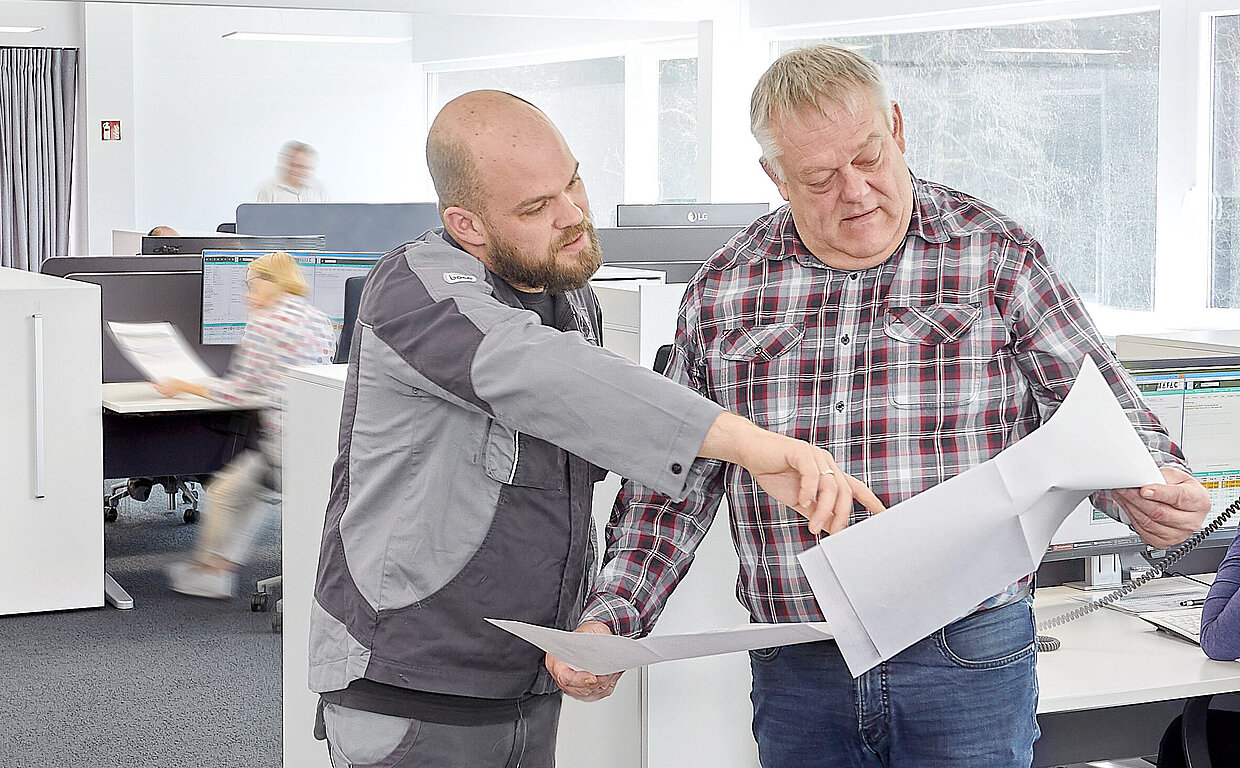 Blick in das MAFAC Service Büro, im Vordergrund 2 personen im Gespräch über einem Plan